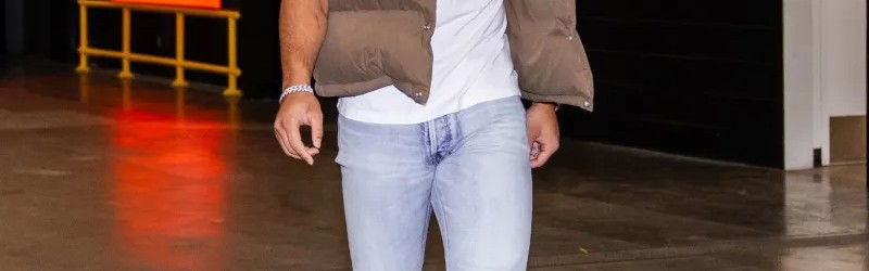 霸气十足！狄龙佩戴超黑墨镜步入今日比赛场馆