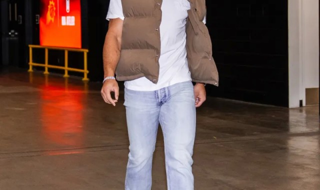 霸气十足！狄龙佩戴超黑墨镜步入今日比赛场馆